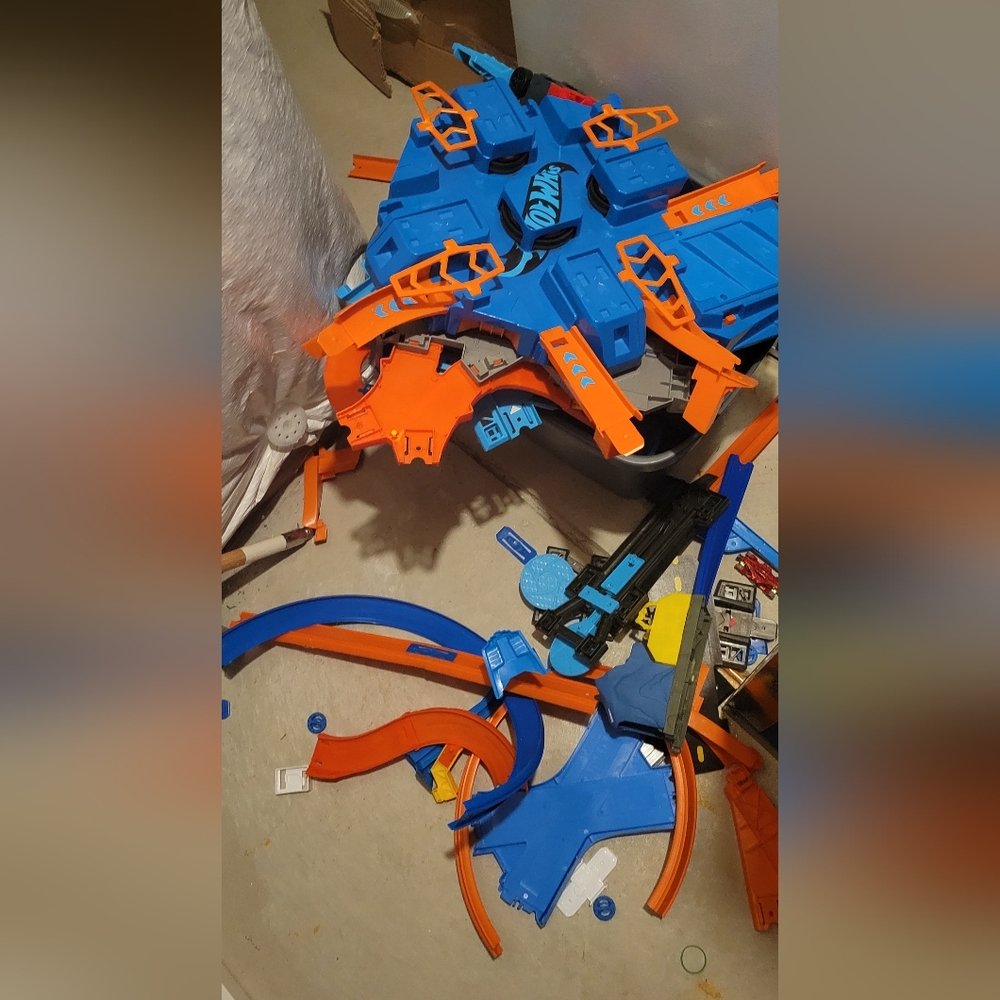 Hot wheels sets including CRISS CROSS CRASH